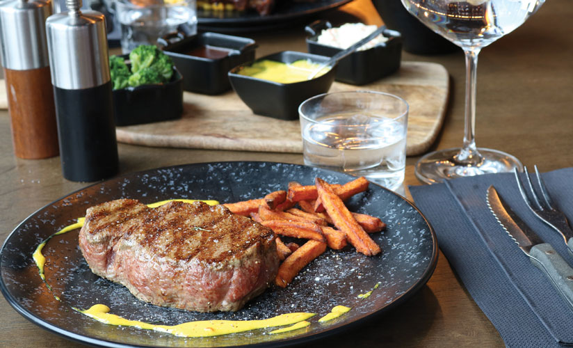Biff servert med bearnaisesaus og søtpotet fries hos Big Horn Steakhouse
