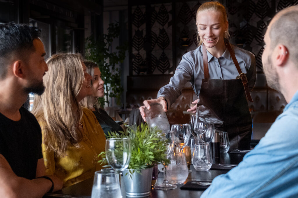 servitør serverer vennegjeng på Big Horn Steakhouse